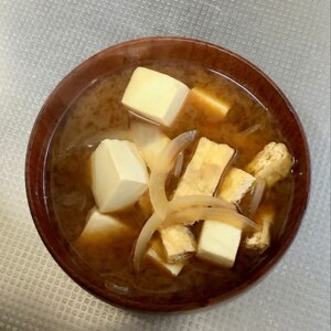 豆腐、玉ねぎ、油揚げの味噌汁